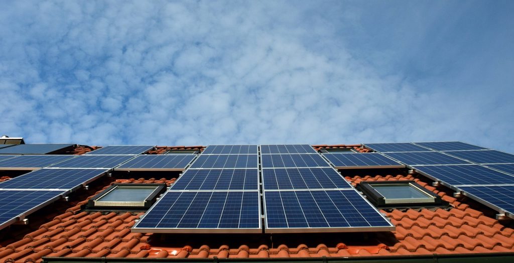 Impacto ambiental de instalaciones de paneles solares residenciales